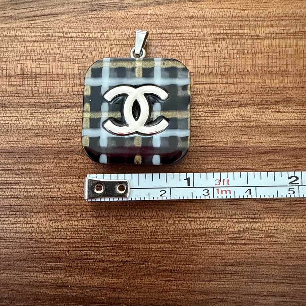 Faahion Black and Gold Checkered Pendant